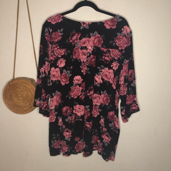 Torrid Rose Floral Print Cross Font Top 4x - Picture 7 of 7